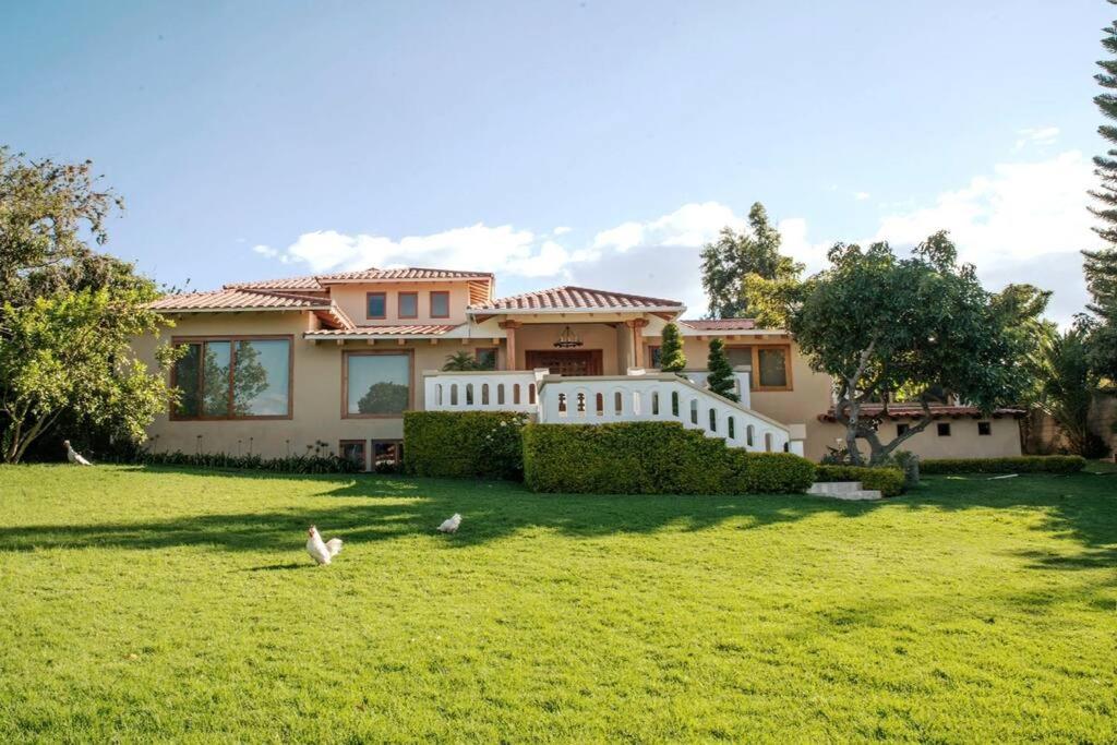 Lujosa Casa Guayllabamba - Gym Jacuzzi Piscina - B&B Quito