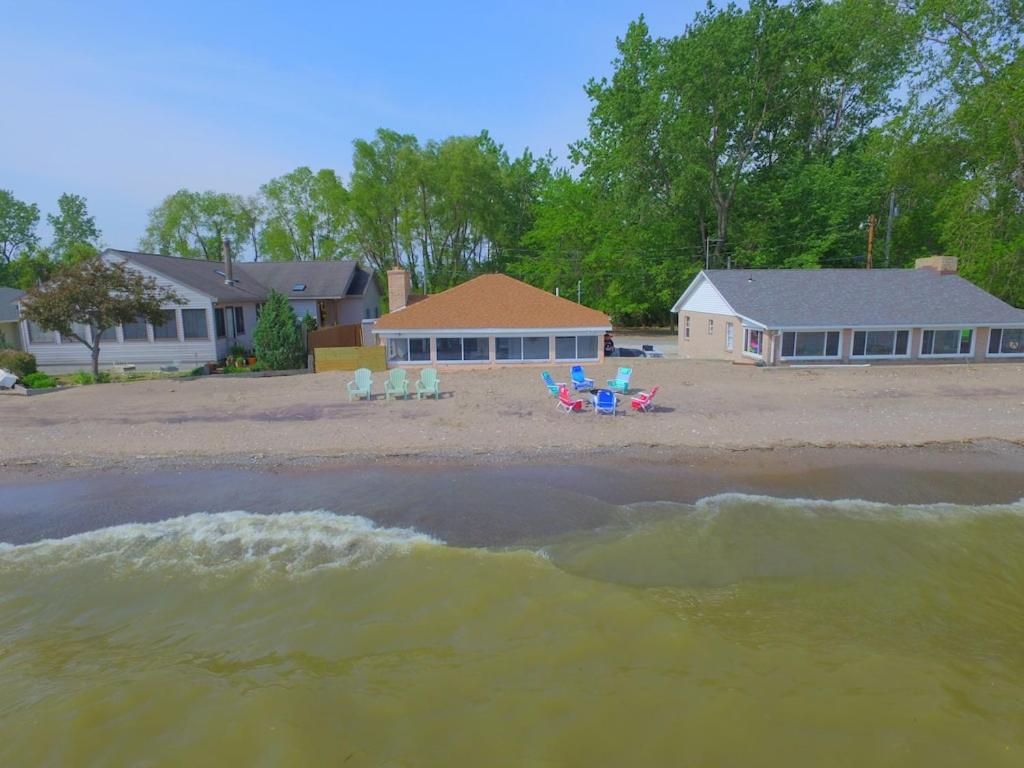 Private Sand Beach Cottage - Sleeps 10 - Bed and Breakfast