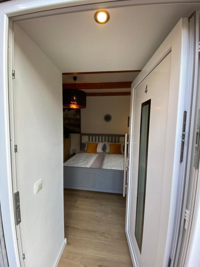 Kleines Doppelzimmer mit eigenem Bad und Kühlschrank, frisch saniert - Ferienwohnung Friedrichskoog