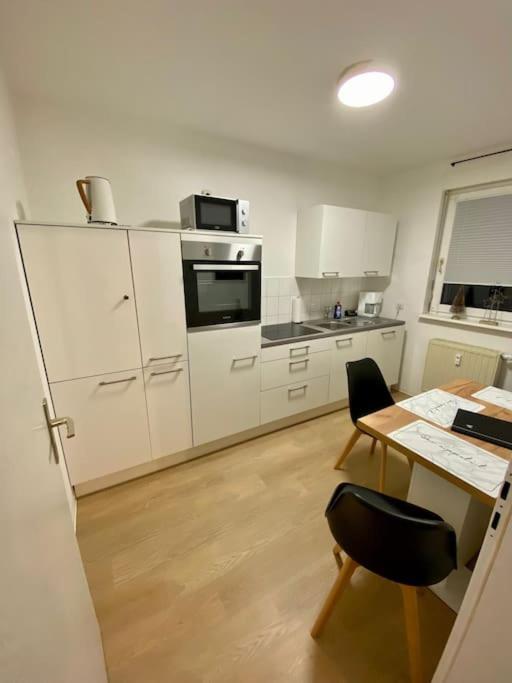 Stilvolle Ferienwohnung mit Stellplatz WLAN free Netflix Nähe Bahnhof - Chambres d’hôtes