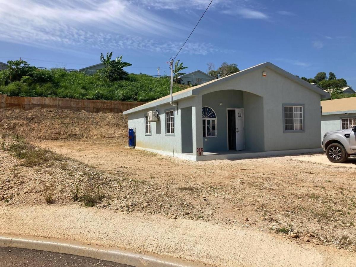 Immaculate 2-Bed House in Discovery Bay - B&B