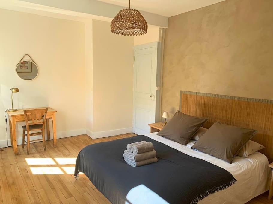 Maison d'hôtes et gîte de charme avec piscine, La Lhuiseraie - B&B