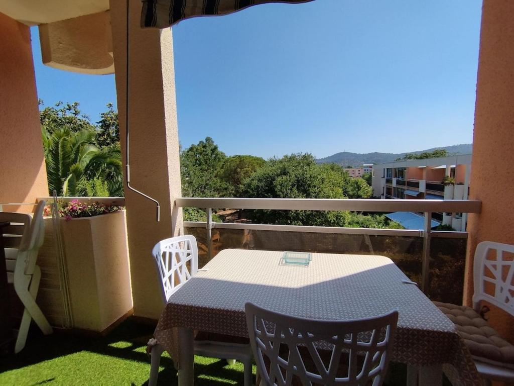 Les CHÊNES appartement climatisé avec terrasse à 8mn à pieds de la plage - B&B