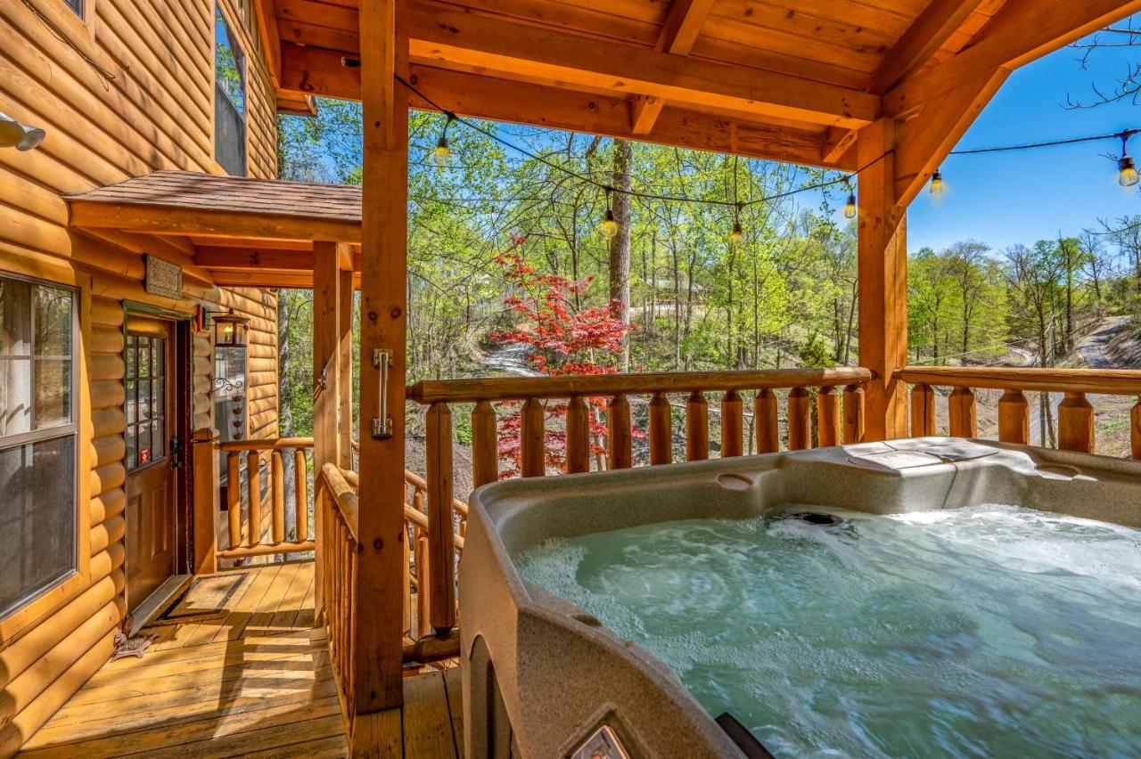 B&B Sevierville - PERMANENT VACATION-Private Honeymoon Cabin with Hot Tub - Bed and Breakfast Sevierville