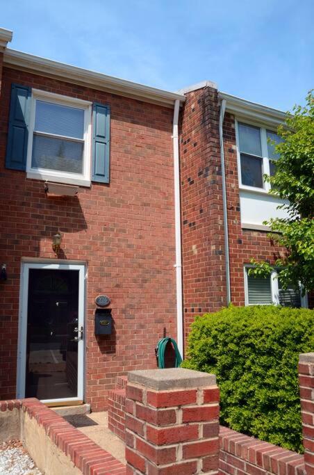 Charming 3bd Alexandria House, 11 miles to DC, Nice front view - B&B
