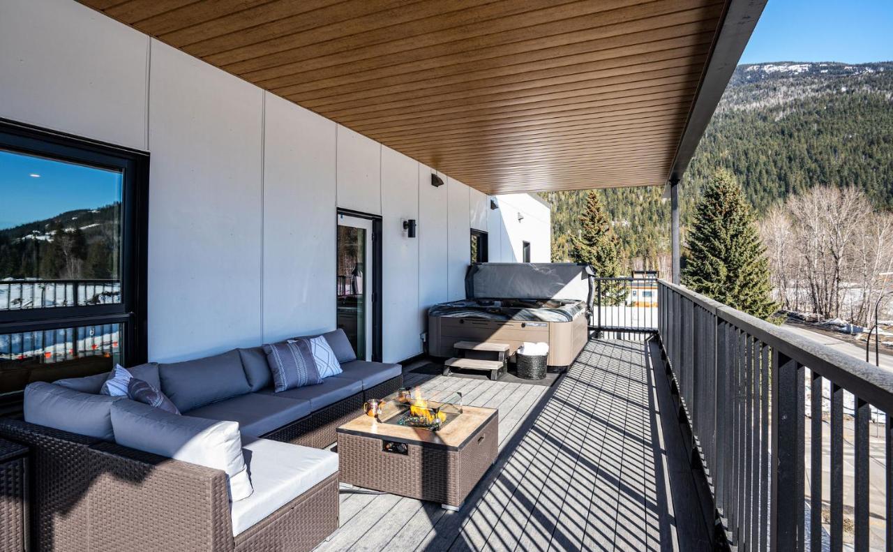 The Big Deck by Revelstoke Vacations - B&B Revelstoke