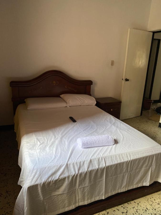 CASA FAMILIAR AMPLIA MUY FRESCA - Bed and Breakfast Medellín