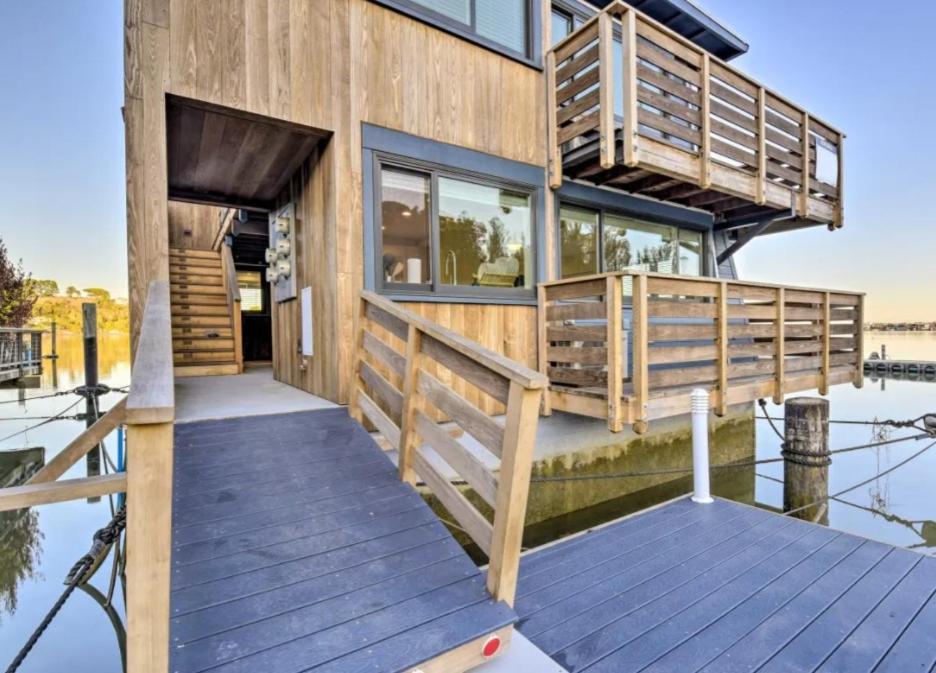 Deluxe One-Bedroom Apartment with Ocean View