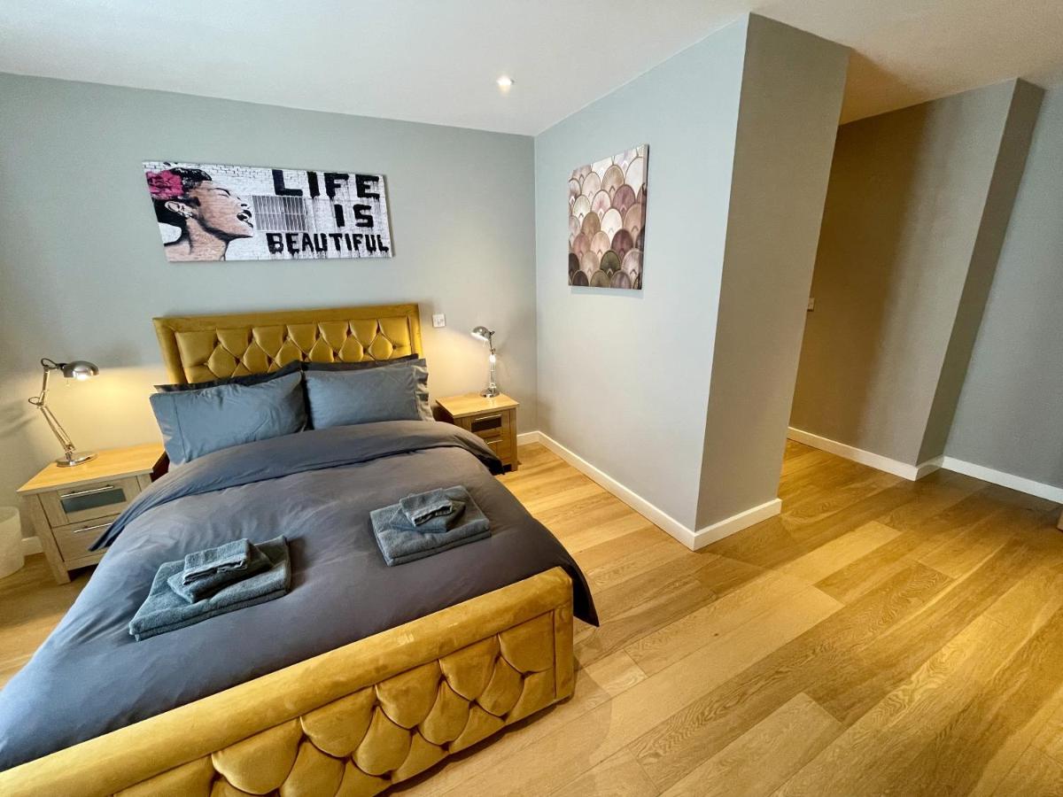 Stunning 2-bed Town Centre Apartment - Hosted by Hutch Lifestyle - Chambres d’hôtes Royal Leamington Spa