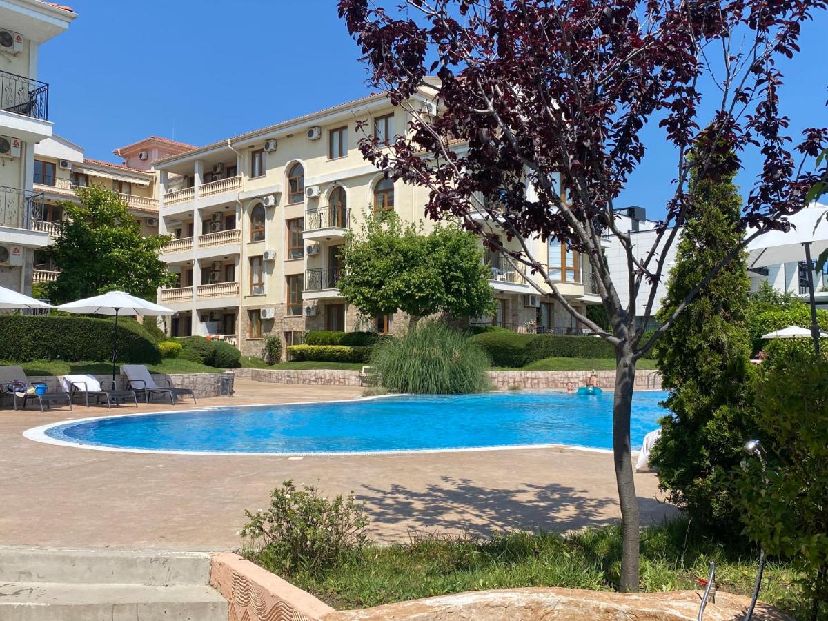 ROYAL BAY 6 Sea View Apartment - Chambres d’hôtes Sveti Vlas