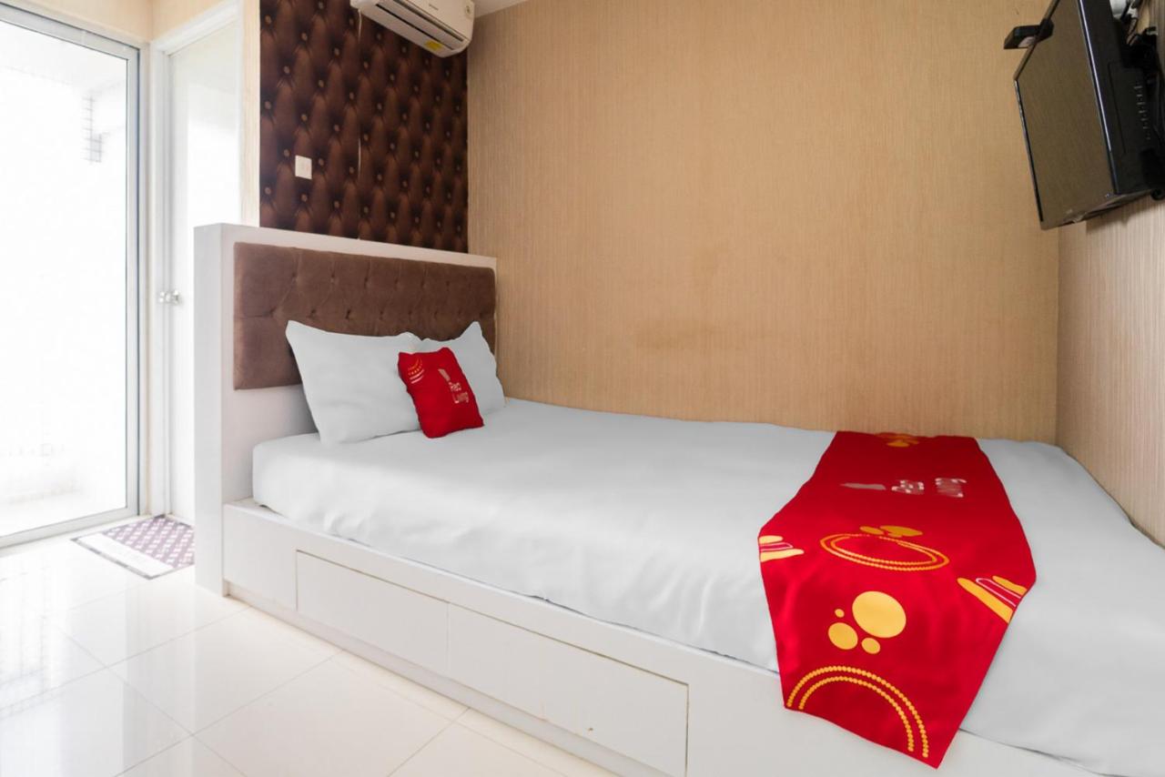 B&B Jakarta - RedLiving Apartemen Bassura City - Ens Room - Bed and Breakfast Jakarta