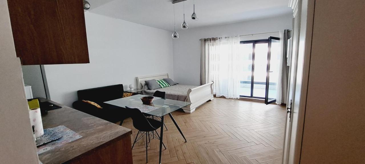 Mamaia Nord Studio la 10 m de plaja langa cluburi - Chambres d'hôtes Mamaia