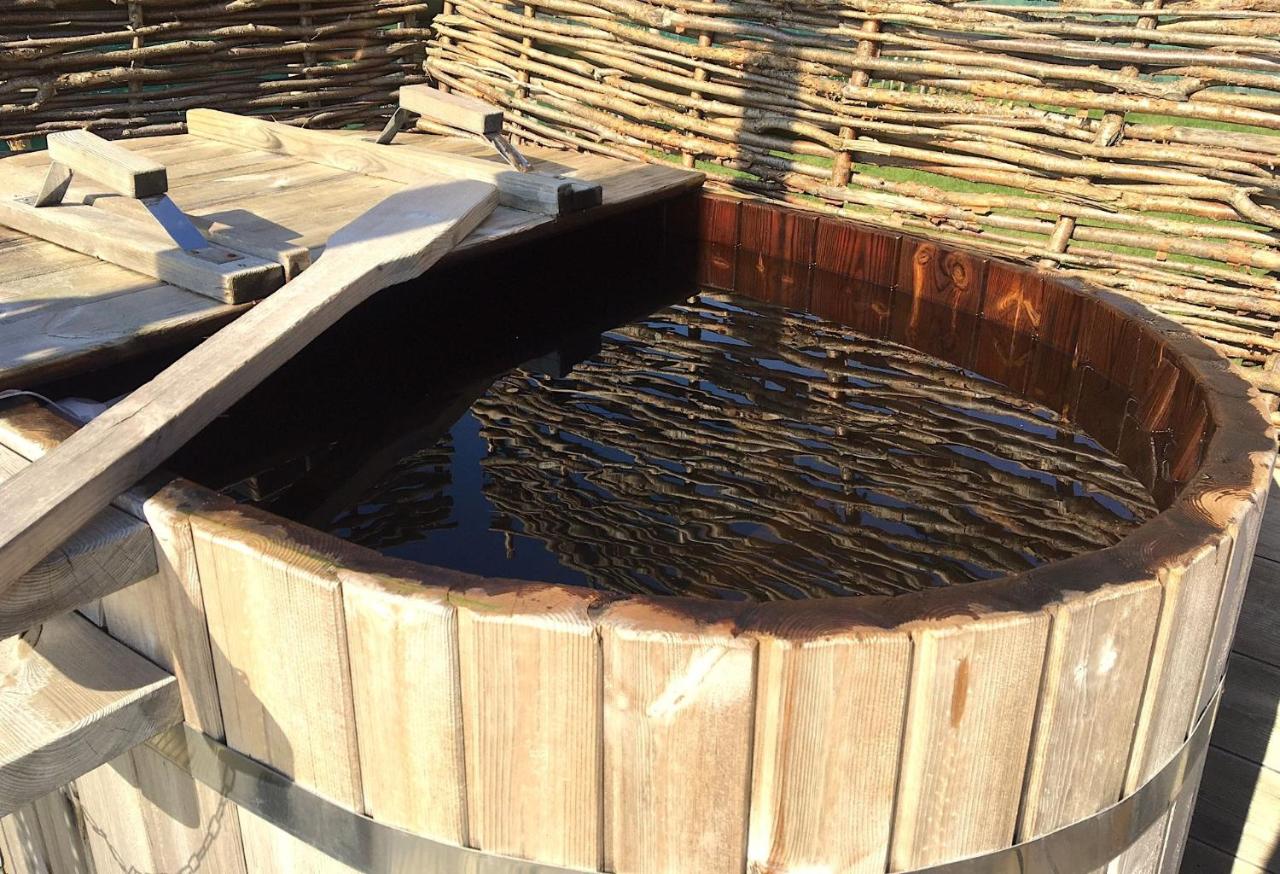 Lushna 12 Lux at Lee Wick Farm Cottages & Glamping - Bed and Breakfast Clacton-on-Sea
