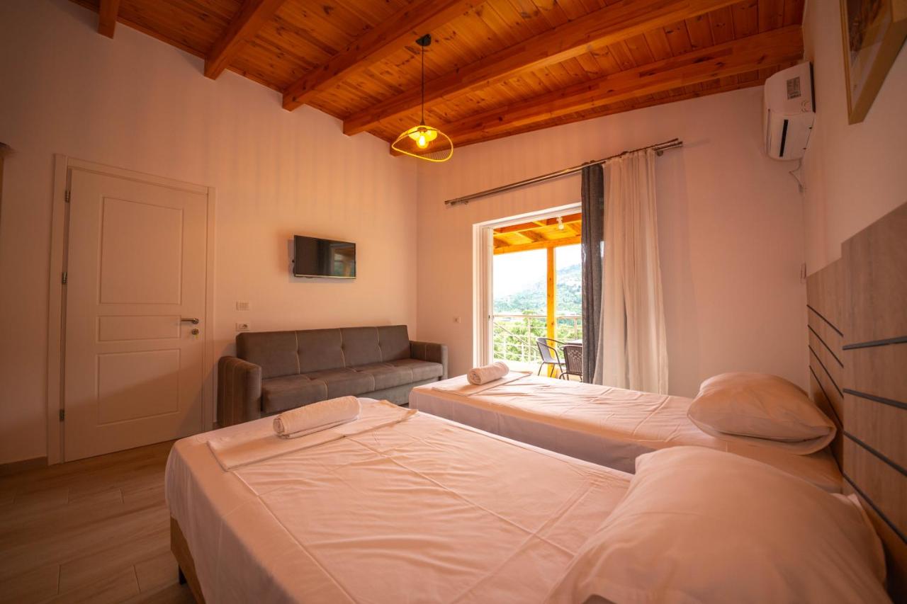 Habitación Triple con balcón y vistas a la montaña