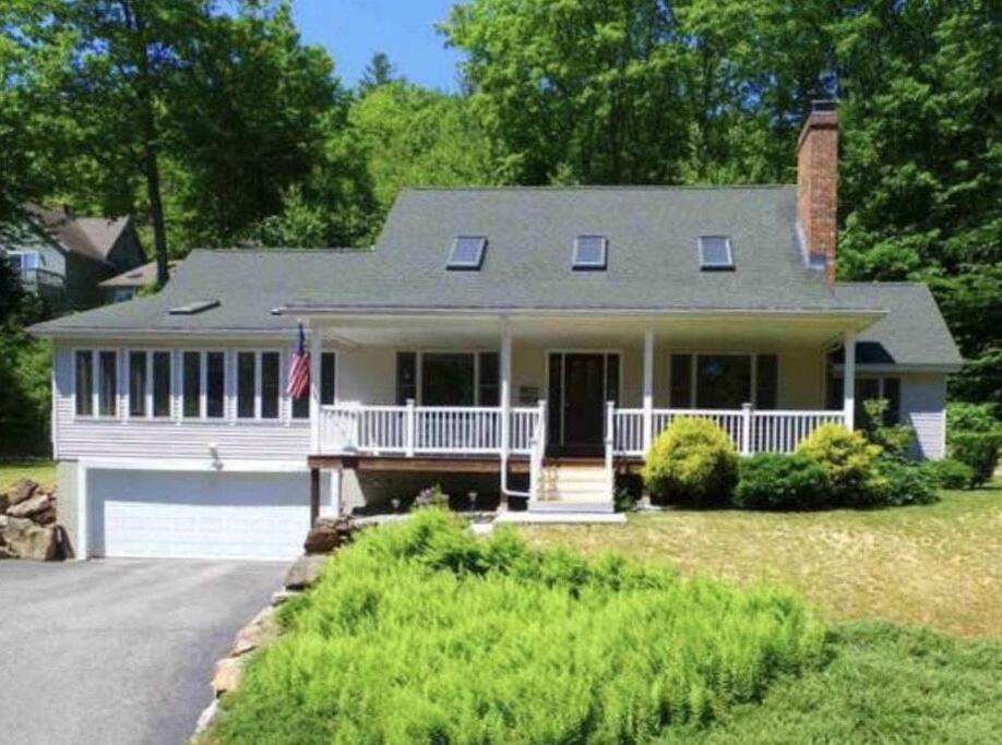 B&B Gilford - Beautiful Spacious Home w/ Game Room. - Bed and Breakfast Gilford