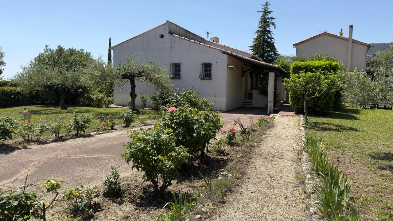 Villa entière au calme dans village provençal - Chambres d’hôtes