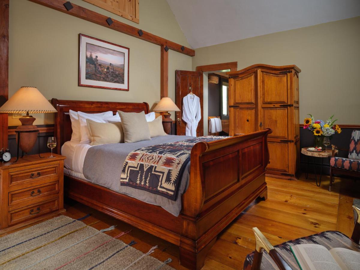 Queen Room with Jetted Tub and Fireplace