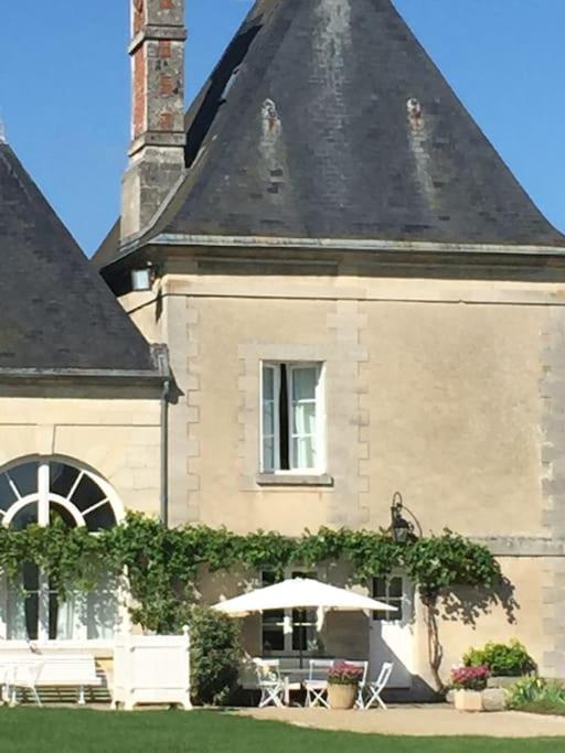 Charming Romantic Tower in Chateau Estate - B&B