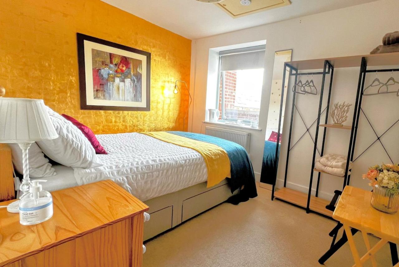 B&B Basingstoke - GOLD Penthouse Room 5min to Basingstoke Hospital - Bed and Breakfast Basingstoke