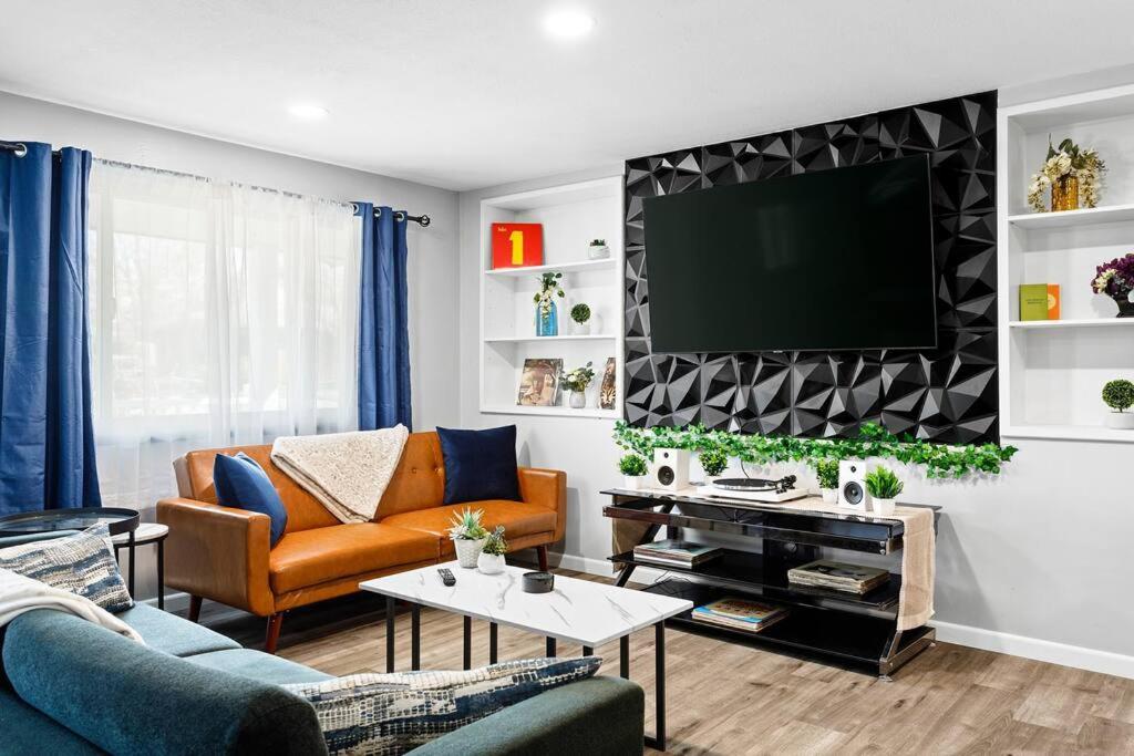 NEW! Great Location, Putting Green, Movie Room - B&B