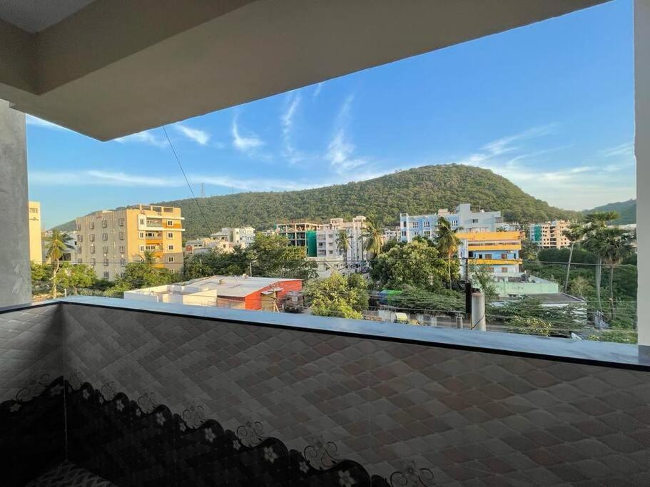 Servostay New 2 BHK Fully Furnished in Vizag near Beach - 1st Floor - B&B