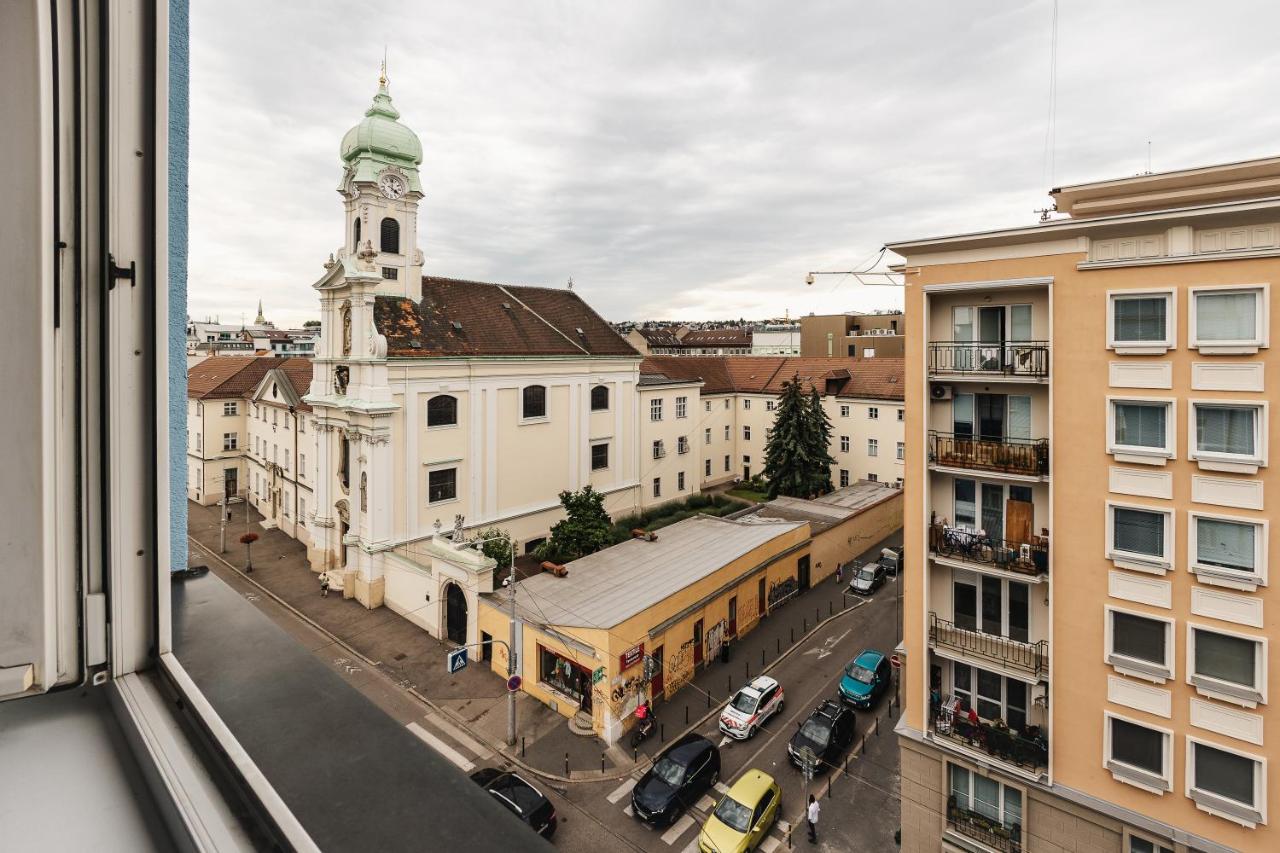 Apartment FRIENDs Bratislava DOWNTOWN !!! - Bed and Breakfast
