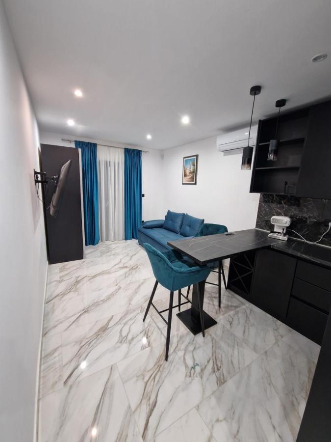 Victoria Apartments-Tirkiz - Bed and Breakfast Makarska