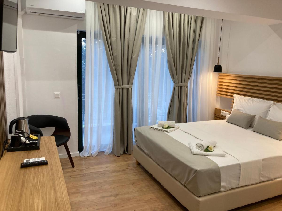 Deluxe Double Room with Side Sea View