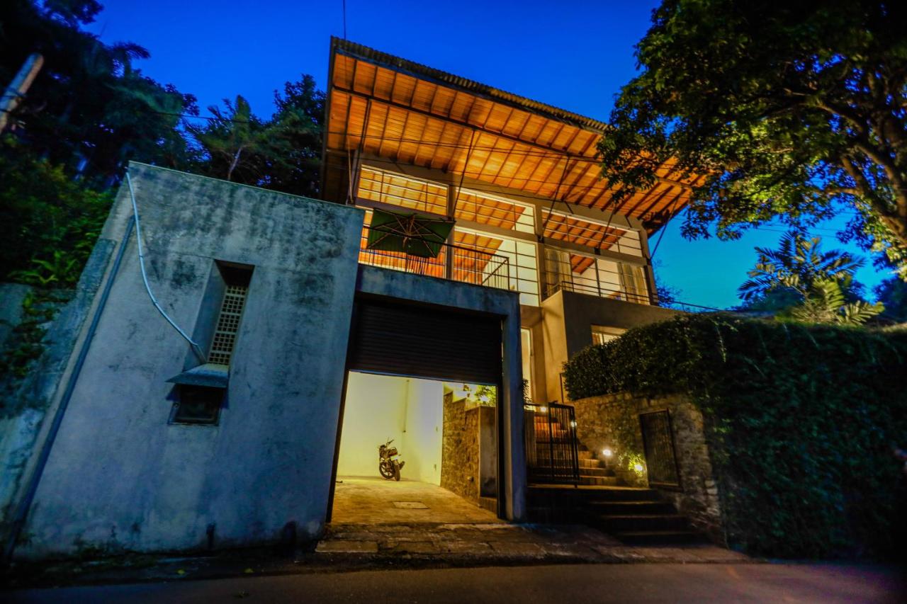 Margossa Residence Kandy - Two Bedroom Design Villa - Bed and Breakfast Kandy