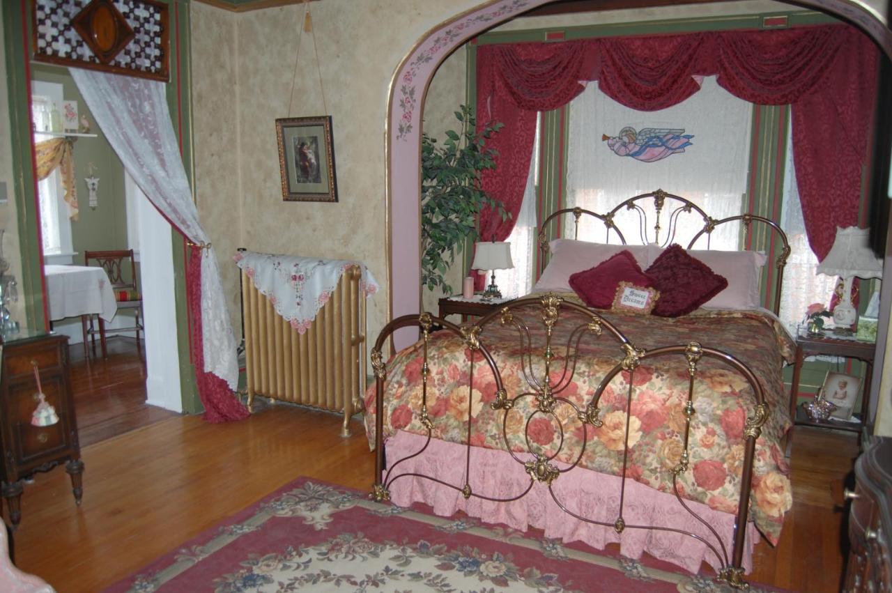 Queen Bed 3 Room Private Bathroom