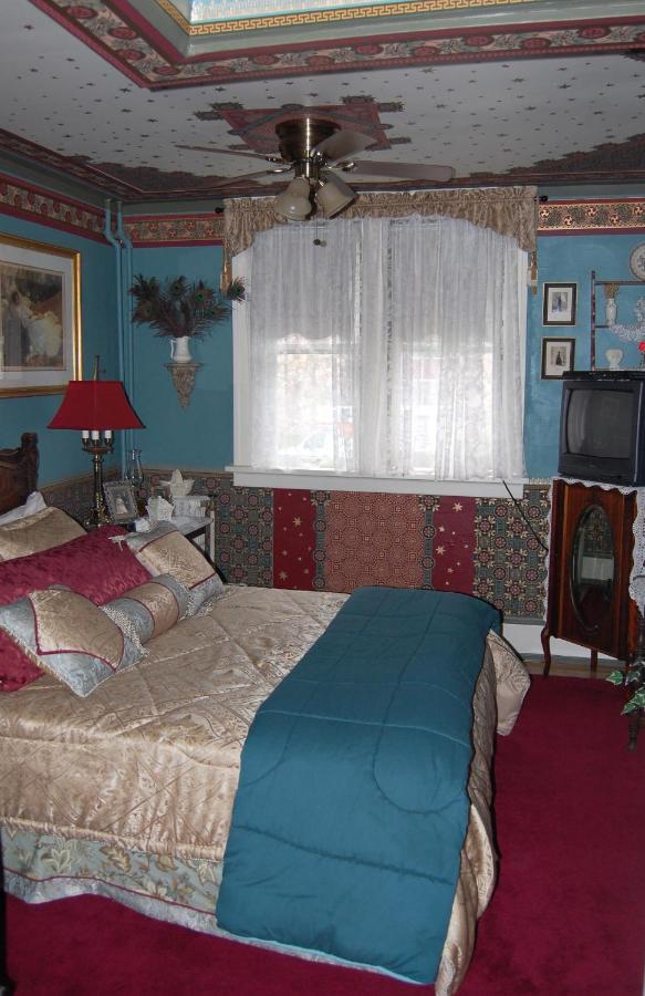 Queen Bed 2 Room Spa Bath
