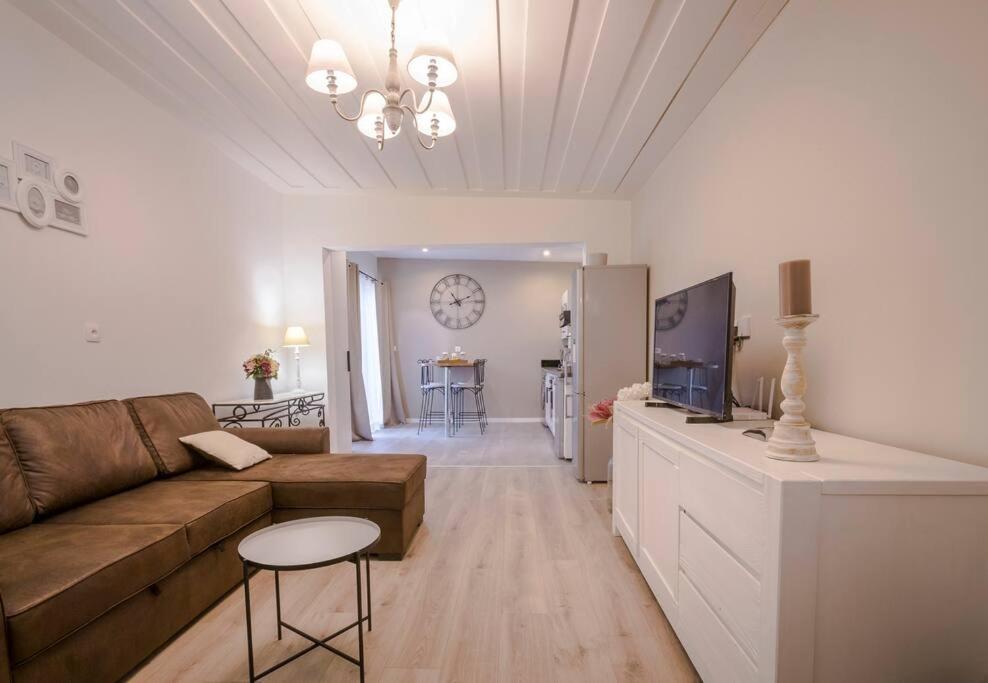 Tiny Badamier Blanc appartement 4 étoiles 2 à 4 personnes piscinelle chauffée - B&B