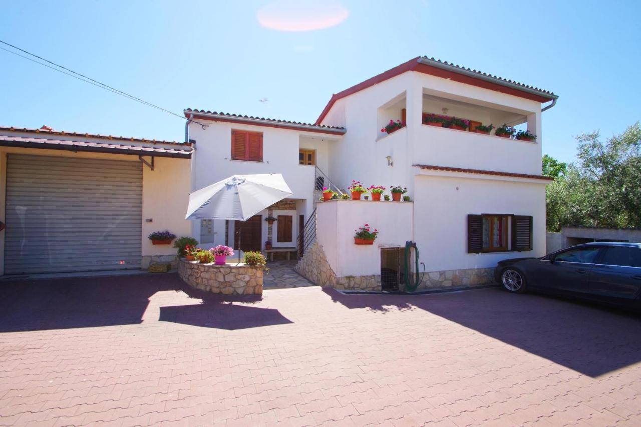 Holiday apartment Silvija, Loborika - B&B