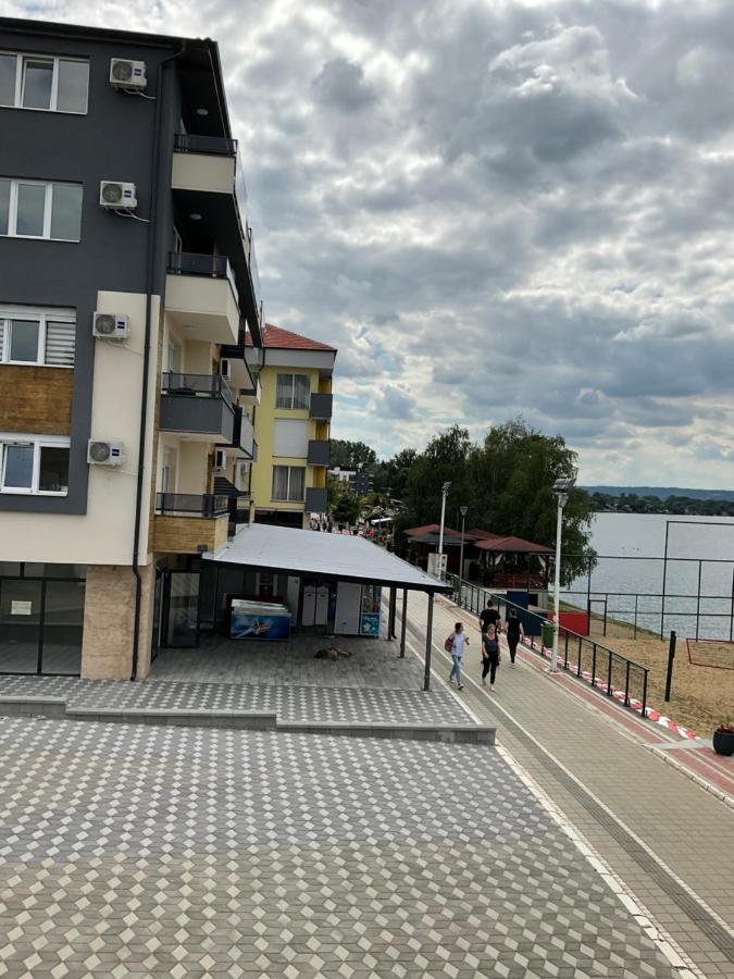Apartment with Lake View