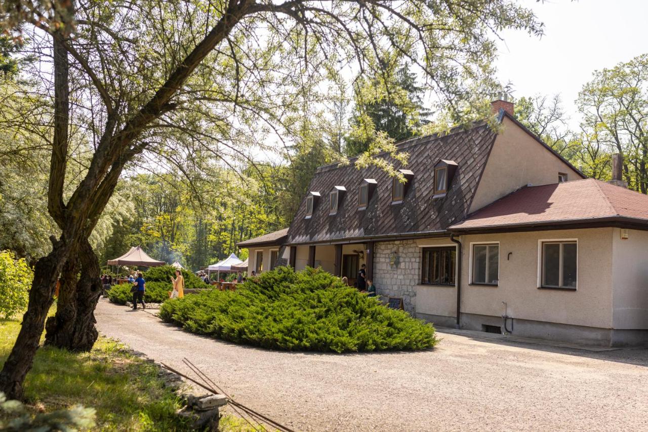 Lovecká chata Myslivna - Bed and Breakfast Hrušovany nad Jevišovkou