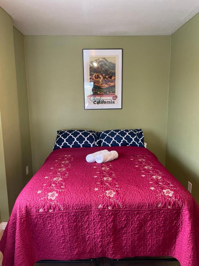 B&B Los Angeles - Private Room in Los Angeles with WIFI, TV, Balcony with View of Hollywood Sign & Shared Kitchen - Bed and Breakfast Los Angeles