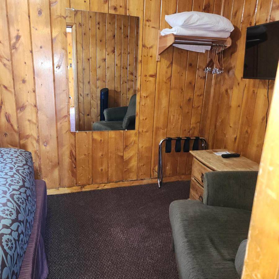 Deluxe Queen Room with Kitchenette