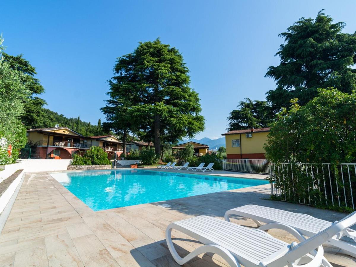 B&B Raffa - Apartment on Lake Garda with pebble beach pier for boat three swimming pools - Bed and Breakfast Raffa