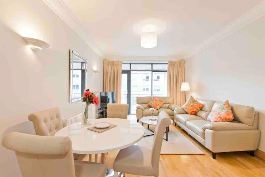 B&B Dublin - Luxury Two Bedroom Apt in Dublin - Bed and Breakfast Dublin