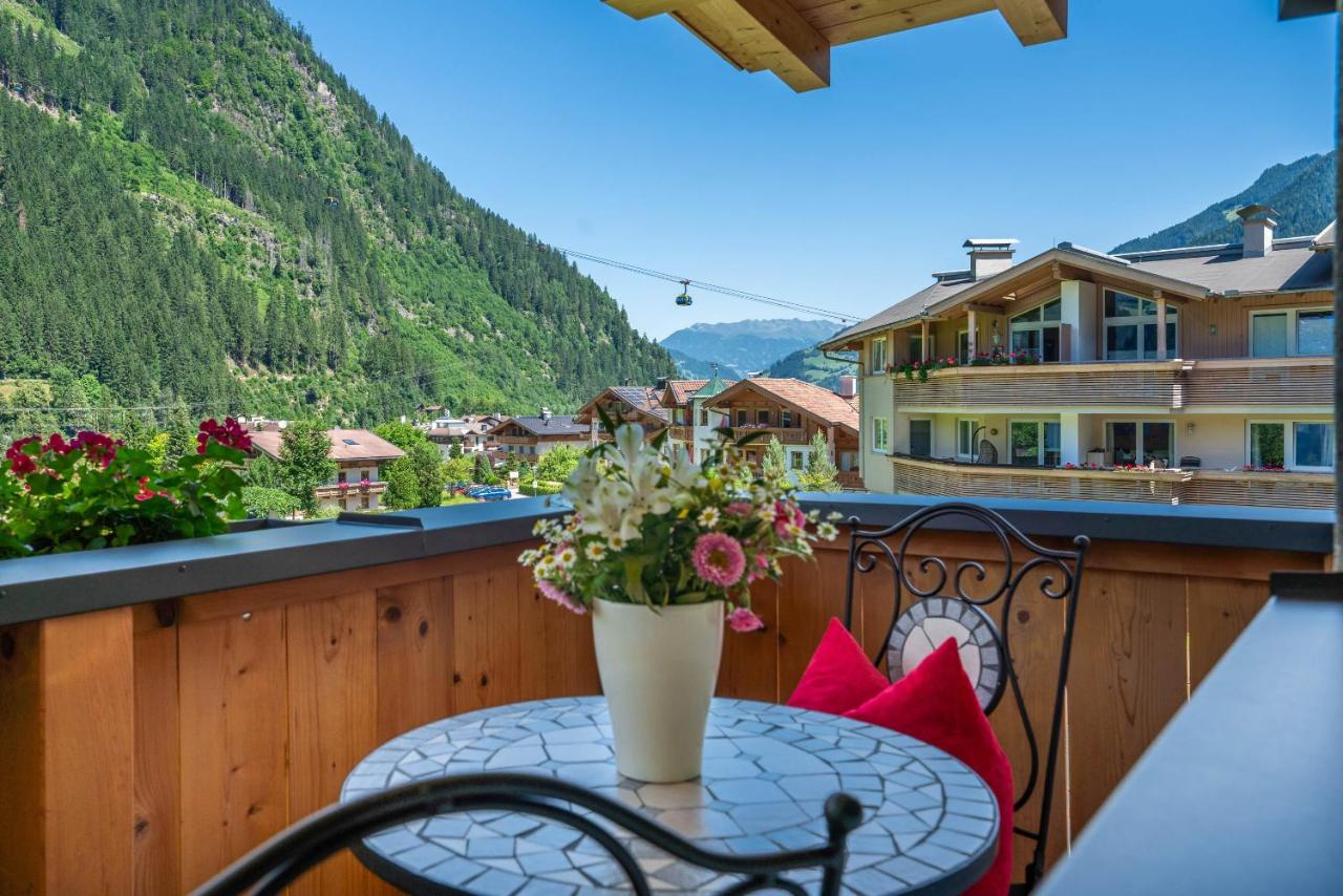 Apartment with Mountain View