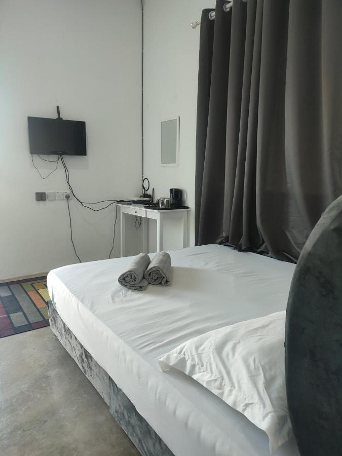 Dreibettzimmer mit Poolblick
