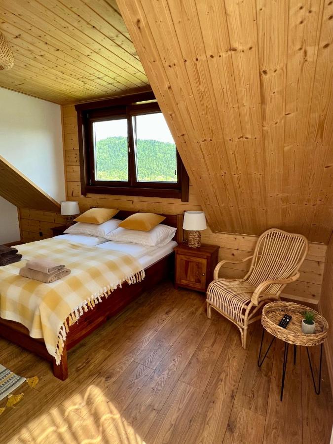 Habitación con cama extragrande y vistas a la montaña