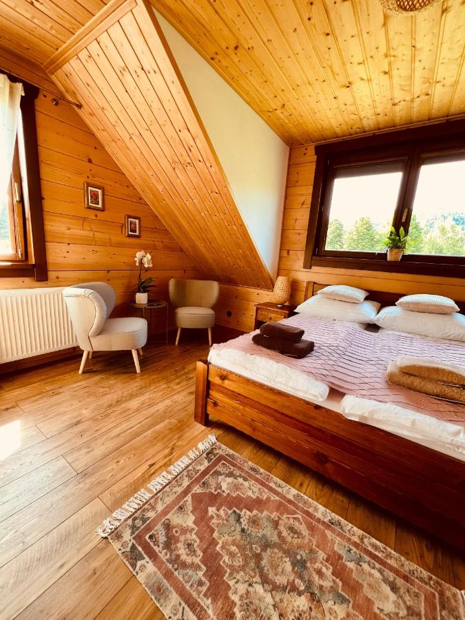 Habitación con cama extragrande y vistas a la montaña