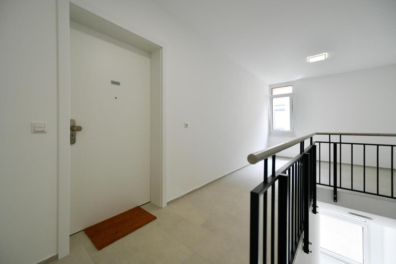 Ferienwohnungen am Theater - modern, zentral und ruhig mit Küche, Waschtrockner, Netflix, Wlan und Parkplatz- 2 Zimmer, 52 qm - B&B Cottbus