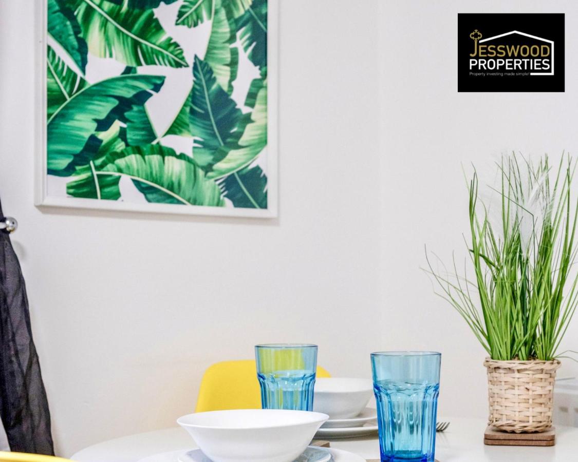 Bright and Cosy Studio Apartment by Jesswood Properties Short Lets With Free Parking Near M1 & Luton Airport - Chambres d'hôtes Luton