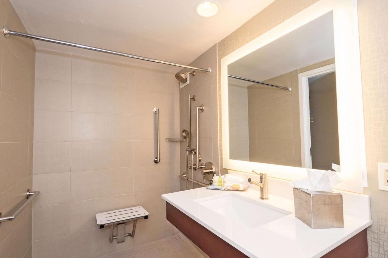 King Room with Roll-in Shower - Mobility and Hearing Accessible/Non-Smoking