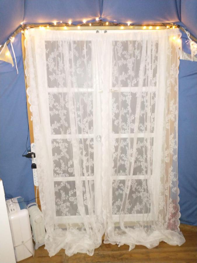South Wales Yurt-Cosy, log burner & private garden - B&B