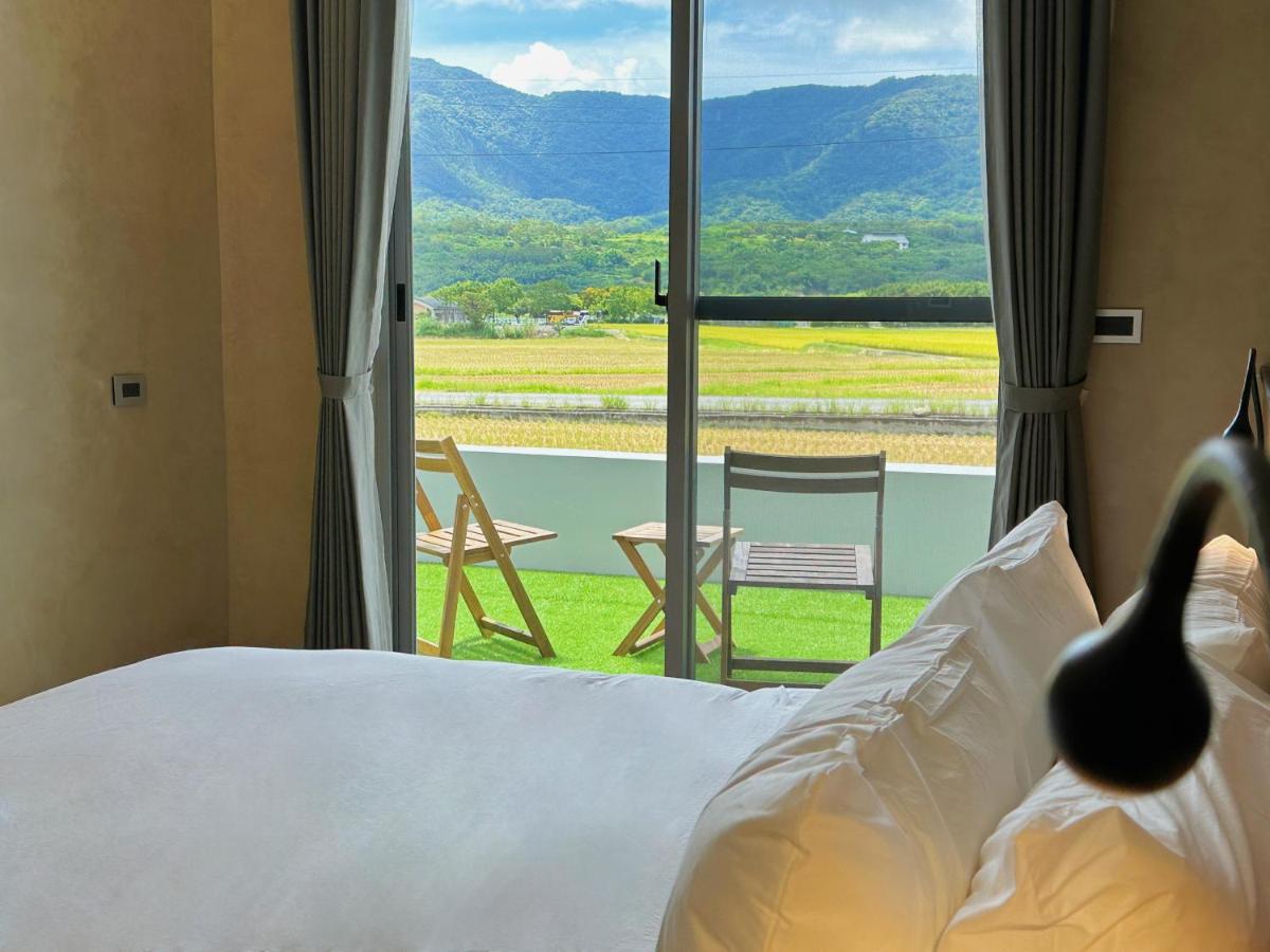 Zimmer mit Kingsize-Bett und Bergblick