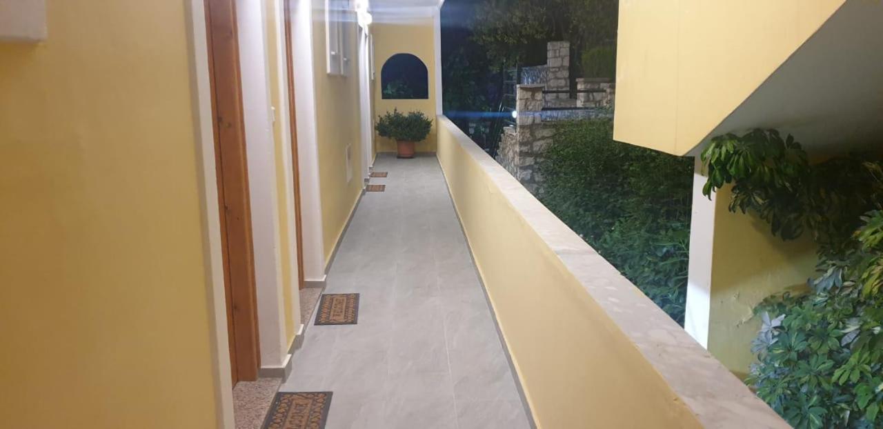 Apart-Hotel Llazari - B&B Himarë
