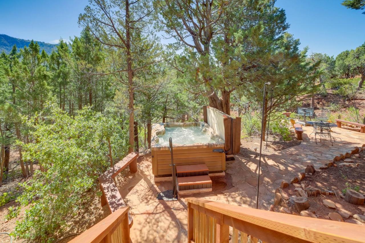 B&B Pine - Chic Arizona Retreat with Hot Tub, Fire Pit and Deck! - Bed and Breakfast Pine